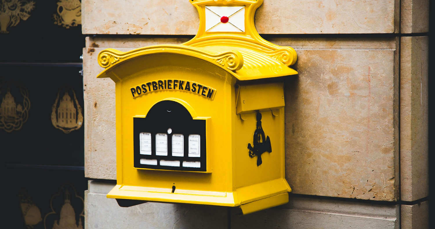 Gelber Postbriefkasten
